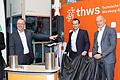 Feierliche Enthüllung des neuen Prüfstands (von links): Professor Johannes Paulus (Dekan der Fakultät Maschinenbau, THWS), Professor Stephan Sommer (Labor für Wälzlagertechnik, THWS), THWS-Präsident Professor Jean Meyer und Bernd Wollenick (Senior Vice President, Schaeffler Special Machinery).
