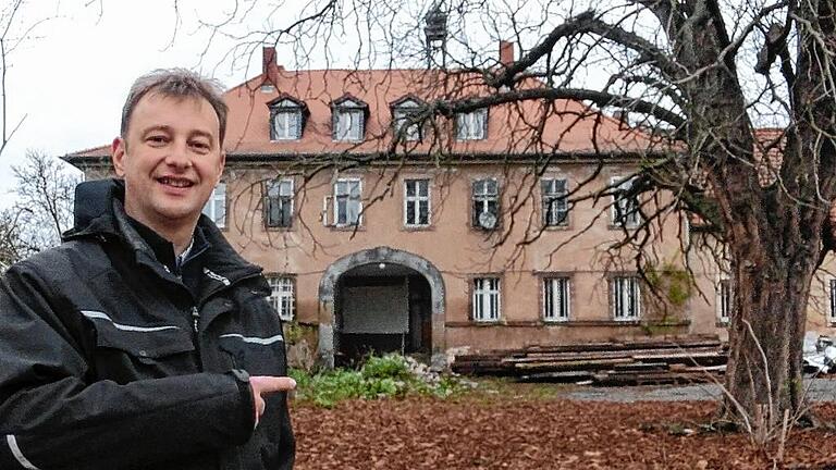 Der Macher: Wolfgang Roth vor dem Herrenhaus im Gut Wöllried.