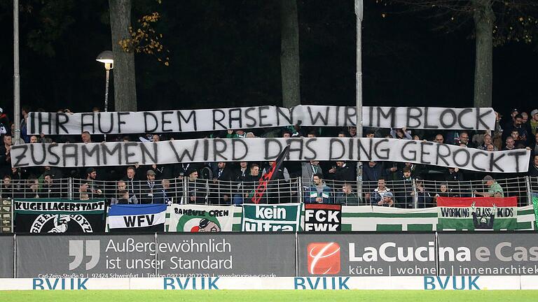Eine Einheit wollen sie sein: Fans und Spieler des FC 05 Schweinfurt. Die vier gewonnen Pflichtspiele vor der Winterpause haben eine allgemeine Euphorie entfacht. Eine Einheit wollen sie sein: Fans und Spieler des FC 05 Schweinfurt. Die vier gewonnen Pflichtspiele vor der Winterpause haben eine allgemeine Euphorie entfacht.