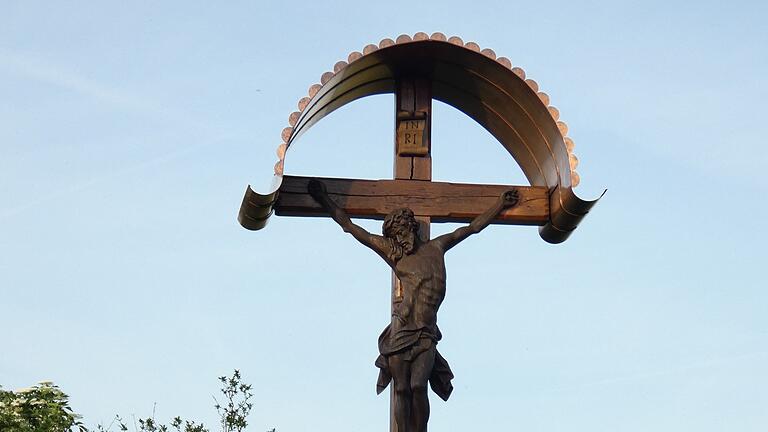 Dank einer Spende konnte ein größeres Schutzdach für das Wengertskreuz am Klößberg in Grettstadt angebracht werden. Dank einer Spende konnte ein größeres Schutzdach für das Wengertskreuz am Klößberg in Grettstadt angebracht werden.