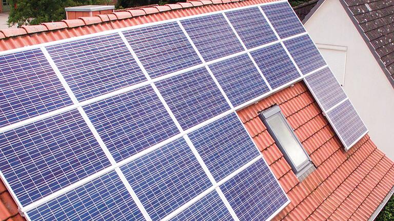 Besitzer von Photovoltaik-Anlagen, die seit 20 Jahren laufen und deren Förderung endete, werden in Schweinfurt nun doch nicht unterstützt. Der Stadtrat kippte ein positives Gutachten des Umweltausschusses. Besitzer von Photovoltaik-Anlagen, die seit 20 Jahren laufen und deren Förderung endete, werden in Schweinfurt nun doch nicht unterstützt. Der Stadtrat kippte ein positives Gutachten des Umweltausschusses.