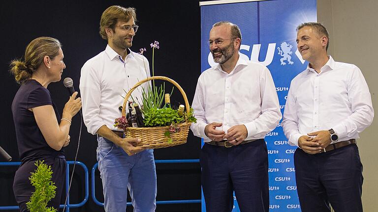 Als Redner beim Sommerempfang des CSU-Kreisverbands Main-Spessart bekam CSU-Landesvize Manfred Weber (Zweiter von rechts) einen Geschenkkorb von Landrätin Sabine Sitter, CSU-Ortsvorsitzendem Richard Oswald (Zweiter von links) und CSU-Kreisvorsitzendem Thorsten Schwab überreicht.