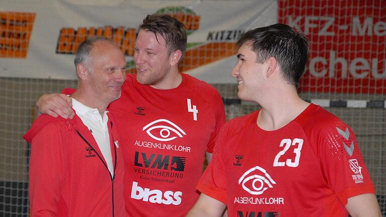 Trainer Klaus Sieß (links) freute sich mit Matchwinner Mischa Bauer (Mitte) und Felix Wunn über den Auswärtssieg, der dem TSV Lohr II aber nicht zur Meisterschaft in der Handball-Bezirksoberliga reichte. Trainer Klaus Sieß (links) freute sich mit Matchwinner Mischa Bauer (Mitte) und Felix Wunn über den Auswärtssieg, der dem TSV Lohr II aber nicht zur Meisterschaft in der Handball-Bezirksoberliga reichte.