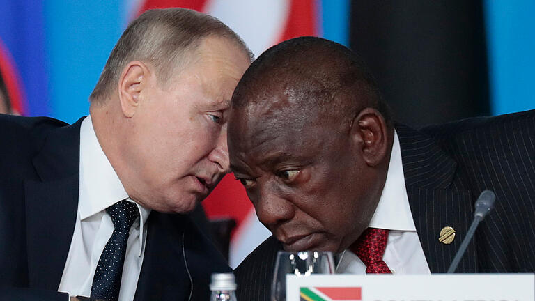 US-Botschafter: Südafrika liefert Munition an Russland.jpeg - Wladimir Putin, Präsident von Russland, im Gespräch mit Cyril Ramaphosa, Präsident von Südafrika. US-Botschafter: Südafrika liefert Munition an Russland.jpeg - Wladimir Putin, Präsident von Russland, im Gespräch mit Cyril Ramaphosa, Präsident von Südafrika.