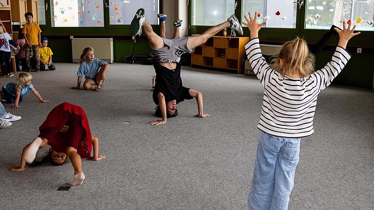 Jonathan Martinez von der DDC leitete auch den Breakdance-Workshop und zeigte zur Begeisterung der Teilnehmenden diverse Moves. Jonathan Martinez von der DDC leitete auch den Breakdance-Workshop und zeigte zur Begeisterung der Teilnehmenden diverse Moves.