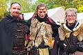 Kostümierte Mittelalterfans (von links): Sebastian, Nadine und Brigitte aus Würzburg hatten ihren Spaß an dem Halloweenfest mit Mittelalter- Fantasymarkt auf dem Festplatz in Gaukönigshofen.