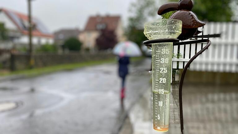 Sehr unterschiedlich fiel die Regenmenge innerhalb des Landkreises Kitzingen aus. Hier ein Regenmesser in Großlangheim am Samstagvormittag gegen 10 Uhr. Sehr unterschiedlich fiel die Regenmenge innerhalb des Landkreises Kitzingen aus. Hier ein Regenmesser in Großlangheim am Samstagvormittag gegen 10 Uhr.