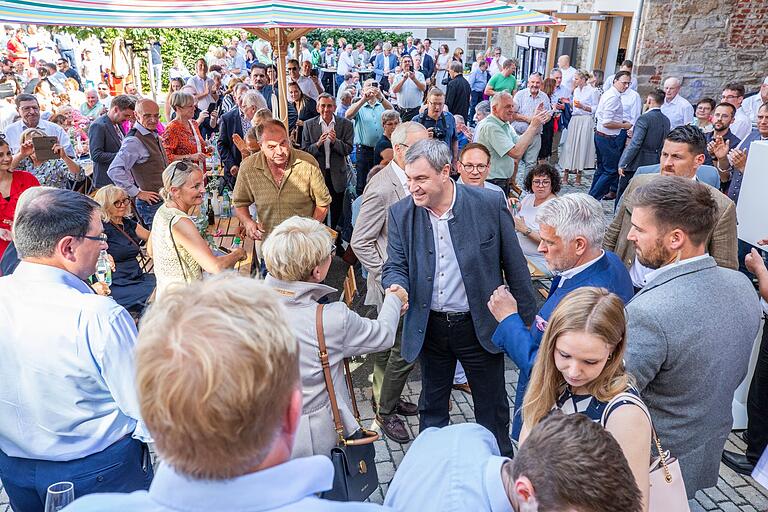 Ein Bad in der Menge: Wer badet mehr, Ministerpräsident Markus Söder oder Geburtstagskind Steffen Vogel? Ein Bad in der Menge: Wer badet mehr, Ministerpräsident Markus Söder oder Geburtstagskind Steffen Vogel?