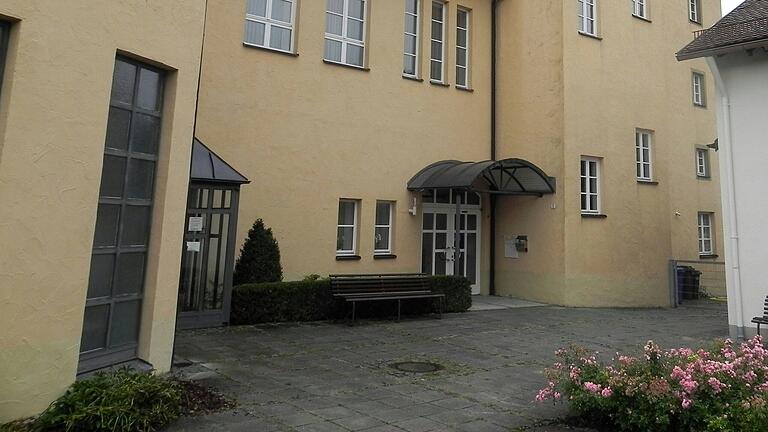 Der Umbau des Pfarrzentrums in Mühlbach steht bevor. Es dient als Ausweichquartier für die Kindergartenkinder während der Sanierung des Kindergartens. Der Umbau des Pfarrzentrums in Mühlbach steht bevor. Es dient als Ausweichquartier für die Kindergartenkinder während der Sanierung des Kindergartens.