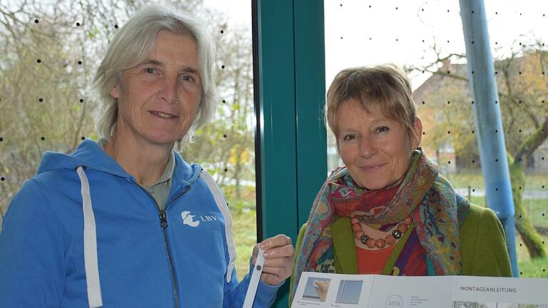 Martina Faber (links) und Dr. Doris Pokorny vor dem neu installierten Kleberaster. Martina Faber (links) und Dr. Doris Pokorny vor dem neu installierten Kleberaster.