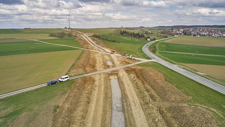Bei Gerchsheim (hinten rechts) sind die SuedLink-Kabel schon in der Erde. Bis die erdbraune, 35 Meter breite Schneise (Bildmitte) wieder wie ein Acker aussieht, werden noch einige Monate vergehen.