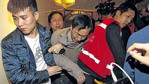 Entsetzen und Trauer: Angehörige der Passagiere von Flug MH370 erfahren in einem Hotel in Peking, dass es keine Zweifel mehr am Absturz des verschollenen Flugzeugs gibt. Entsetzen und Trauer: Angehörige der Passagiere von Flug MH370 erfahren in einem Hotel in Peking, dass es keine Zweifel mehr am Absturz des verschollenen Flugzeugs gibt.