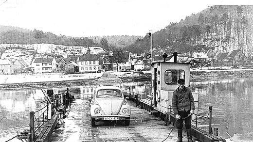 Damals: die Harrbacher Fähre 1968 mit Fährmann Franz Kübert.