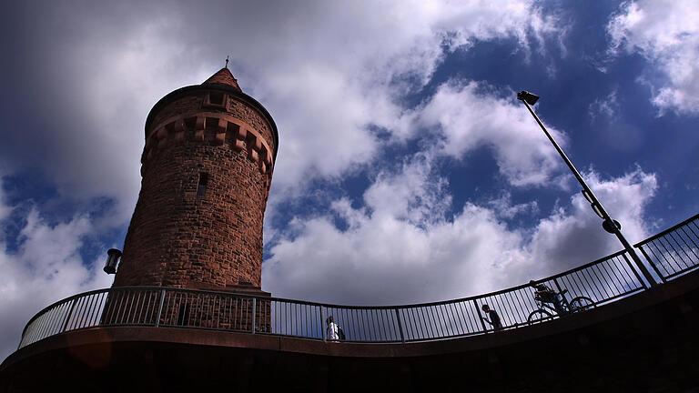 Wolkenhimmel über Miltenberger Brückentor - Beliebtes Fotomotiv: Die Mainbrücke von Miltenberg. Wolkenhimmel über Miltenberger Brückentor - Beliebtes Fotomotiv: Die Mainbrücke von Miltenberg.