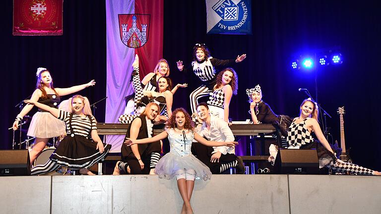 Die große Tanzgruppe der Crazy Dancers ist nicht nur eine besondere Augenweide, sondern ein besonderes Aushängeschild des Jubilars. Der TSV feiert seinen 100. Geburtstag und die Tanzgruppe ihren 20. in diesem Jahr. Die große Tanzgruppe der Crazy Dancers ist nicht nur eine besondere Augenweide, sondern ein besonderes Aushängeschild des Jubilars. Der TSV feiert seinen 100. Geburtstag und die Tanzgruppe ihren 20. in diesem Jahr.