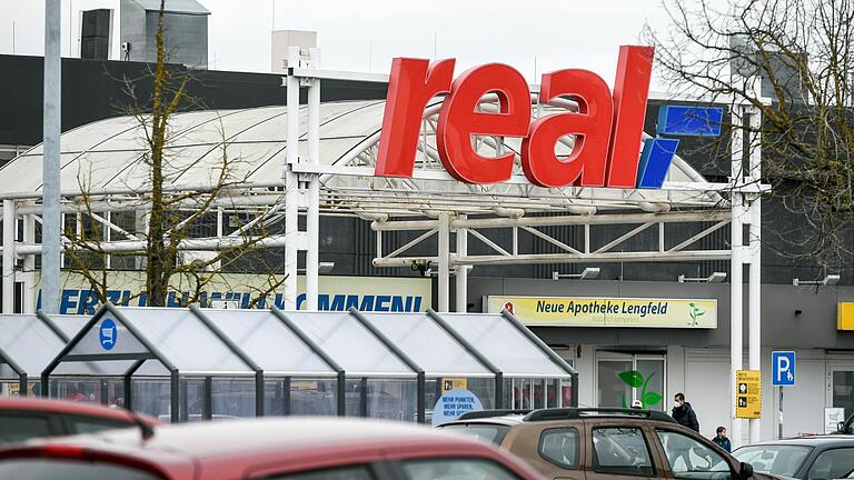 Der Real-Markt in Lengfeld wird künftig zu Kaufland. Der Real-Markt in Lengfeld wird künftig zu Kaufland.