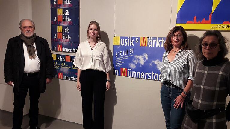 Vernissage  der Ausstellung 'Klare Linie' des 2017 verstorbenen Künstlers  Peter Hina. Leo Pfennig, stellvertretender Vorsitzender der Museumsfreunde (von links), konnte  als Gäste  Hinas Tochter  Madeline sowie dessen Ehefrau Grit begrüßen. Auch  Kuratorin Mia Hochrein freute sich. Foto: Hartmut Hessel       -  Vernissage  der Ausstellung 'Klare Linie' des 2017 verstorbenen Künstlers  Peter Hina. Leo Pfennig, stellvertretender Vorsitzender der Museumsfreunde (von links), konnte  als Gäste  Hinas Tochter  Madeline sowie dessen Ehefrau Grit begrüßen. Auch  Kuratorin Mia Hochrein freute sich. Foto: Hartmut Hessel