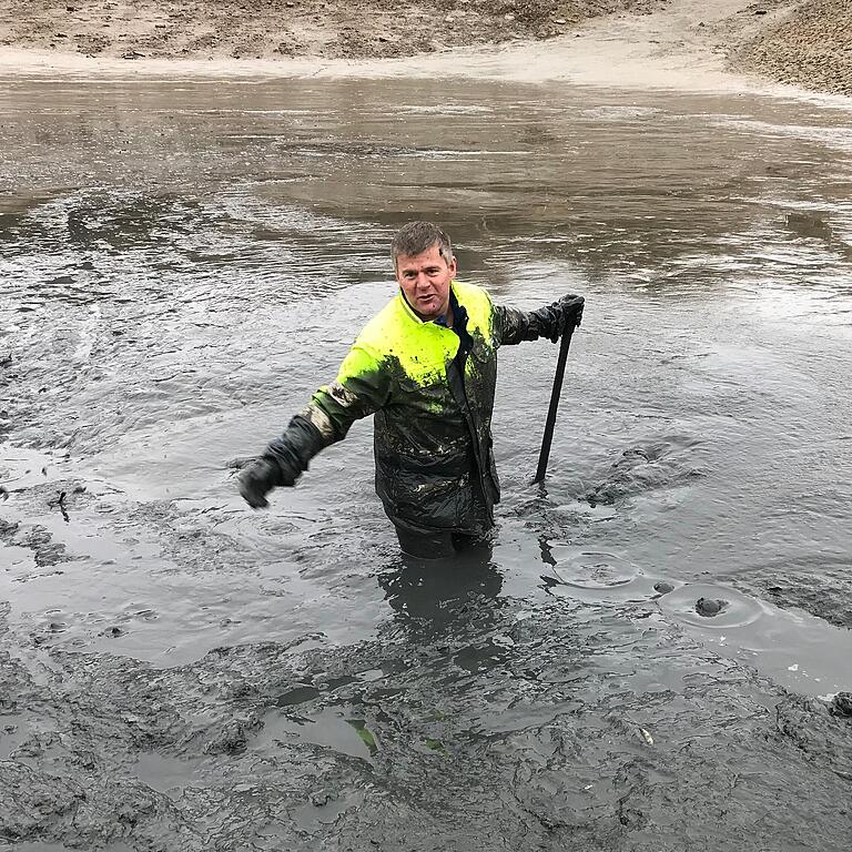 Ein Kraftakt: Bevor das Wasser aus dem Ellertshäuser See komplett abgelassen wurde, wurden die restlichen Fische mit großer Kraftanstrengung aus dem Schlamm geholt. Ein Kraftakt: Bevor das Wasser aus dem Ellertshäuser See komplett abgelassen wurde, wurden die restlichen Fische mit großer Kraftanstrengung aus dem Schlamm geholt.
