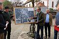 Uwe Klug zeigte dem Petitionsausschuss des Bayerischen Landtags auf der Flurkarte die umstrittenen Freihaltungsflächen für Christbaumkulturen. (Von links) MdL Thorsten Schwab, Christbaumerzeuger Uwe Klug, MdL Alexander Flierl, der Pressesprecher Christbaumverband Michael Fillies und MdL Hans Urban.
