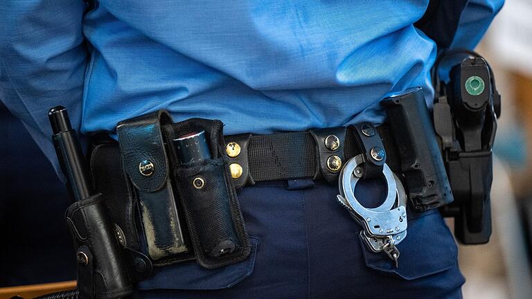 Polizei.jpeg       -  Die Polizistenuniform wird von Strippern gerne als Kostüm verwendet - doch Vorsicht, was die Waffe angeht!