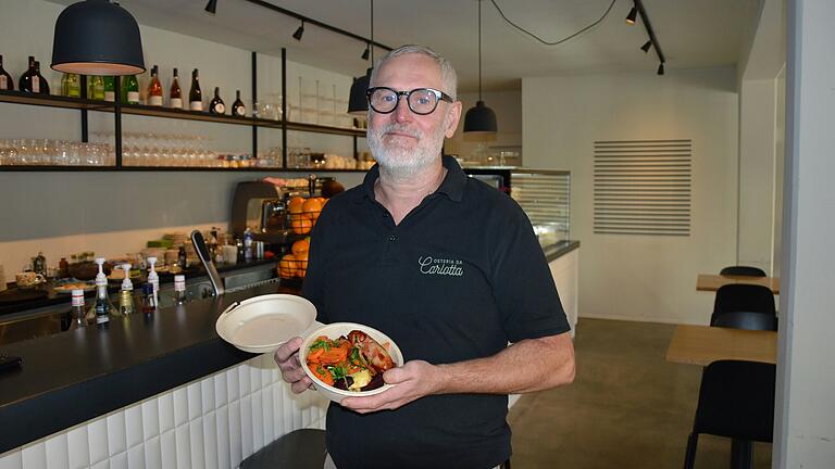 Reiner Straßer, Inhaber der Osteria da Carlotta in Kitzingen, mit einem übrig gebliebenen Mittagsgericht, das über die App Too Good To Go verkauft wird. Reiner Straßer, Inhaber der Osteria da Carlotta in Kitzingen, mit einem übrig gebliebenen Mittagsgericht, das über die App Too Good To Go verkauft wird.