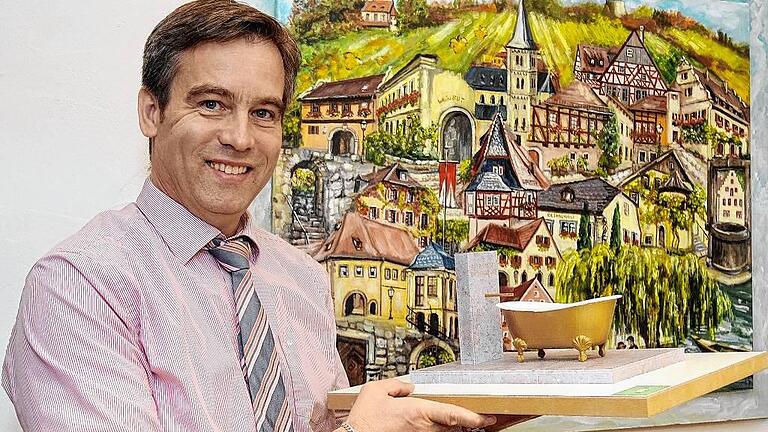 Bürgermeister Dietmar Vogel mit dem Brunnen-Modell von &bdquo;Balthasars Badewanne&ldquo;. Das war kurz nach seiner Wiederwahl im Mai 2014.