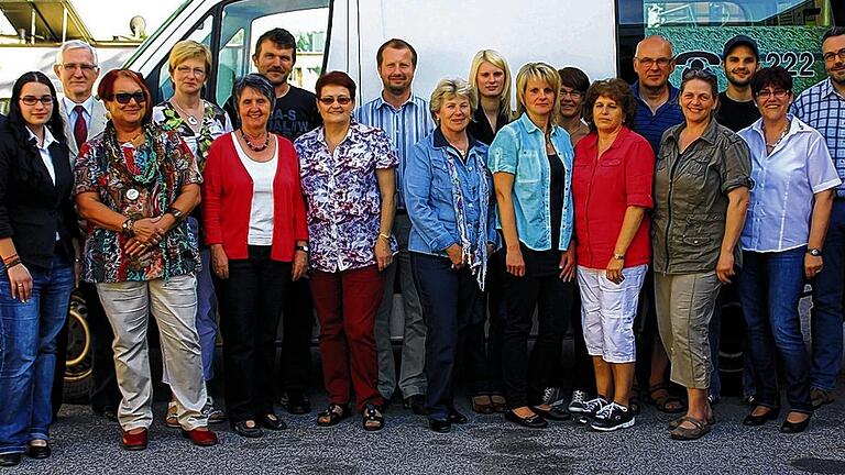 25- bzw. 50-malige Blutspender sind vom BRK geehrt worden. Unser Bild zeigt (von links): BRK-Kreisbereitschaftsleiter Stefan Funck, Natascha Käb (Servicestelle Ehrenamt im BRK), 3. Bürgermeister Reiner Schuster, Sylvia Beer, Doris Dietrich, Doris Karg, Willi Räder, Roswitha Hußlein, Thomas Hochrein, Rosemarie Mielke, Franziska Göb, Heike Warmuth, Karin Dürbeck, Marion Kirchner, Günther Roth, Daniela Eckart, Artur Riske, Ingrid Bock (Servicestelle Ehrenamt im BRK), Klaus-Theo Wolf und 1. Bürgermeister Matthias Schneider (VG Theres).