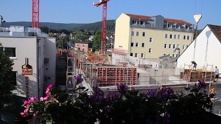 Wo einst Bier gebraut und vertrieben wurde, wächst jetzt ein Mischkomplex aus dem Boden: zwischen dem Keiler-Brauhaus (links), dem Stadtbahnhof (im Hintergrund) und der Ludwigspassage ein Stück weiter oben im rechten Gebäudekomplex. Wo einst Bier gebraut und vertrieben wurde, wächst jetzt ein Mischkomplex aus dem Boden: zwischen dem Keiler-Brauhaus (links), dem Stadtbahnhof (im Hintergrund) und der Ludwigspassage ein Stück weiter oben im rechten Gebäudekomplex.