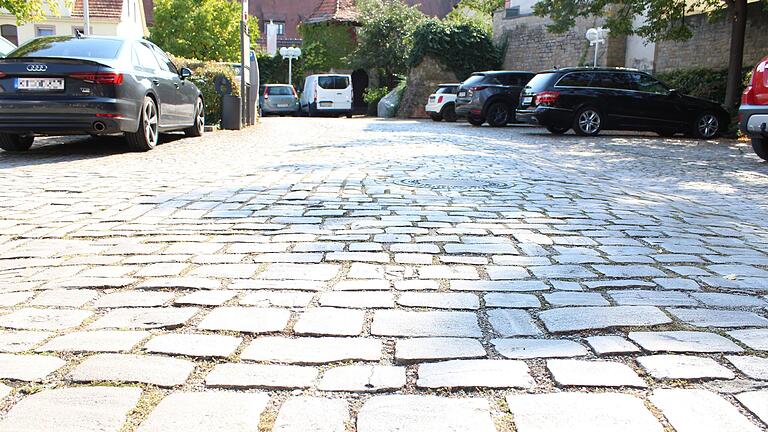 Öffentliche Parkplätze auf dem städtischen Parkplatz im Schwalbenhof in der Kitzinger Altstadt.