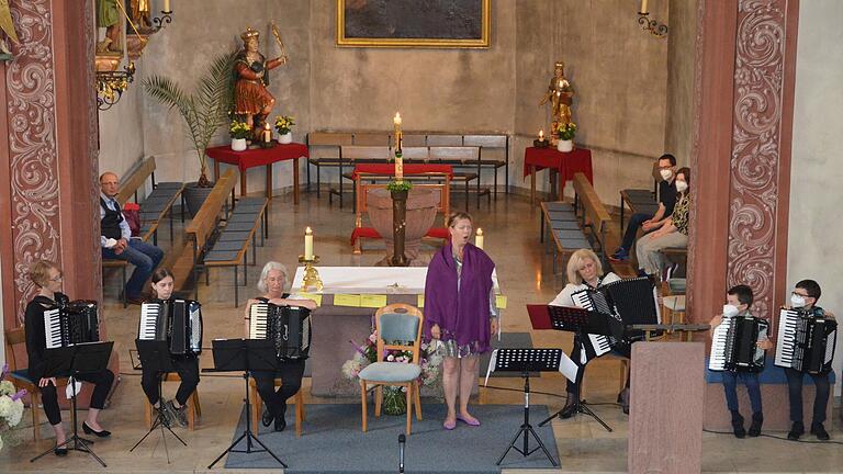 Alma Flammersberger begeisterte mit Freunden und ihrem Akkordeonorchester beim Benefizkonzert in der St.-Vituspfarrkirche in Karbach zugunsten der leukämiekranken Melia. Mit dabei waren auch Sopranistin Anja Tschamler und (rechts) die jüngsten Konzertanten Vincent (8) und Alexandre Gaul (10).