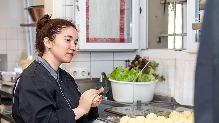 Azubi Days im Fränkischen Hof Marktbreit       -  Auszubildende übernehmen im Rahmen der Azubi-Days am Mittwoch (02.08.23) die gastronomische Leitung im Fränkischen Hof in Marktbreit Sie servieren unabhängig vom Küchenchef eine Auswahl an Speisen. Bei den Vorbereitungen: Farangis Haqnazarova (24).