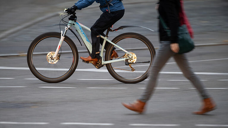 E-Bike.jpeg       -  Mit dem E-Bike sind höhere Geschwindigkeiten möglich als mit herkömmlichen Fahrrädern. Doch es gibt Geschwindigkeitsbegrenzungen, die man nicht überschreiten darf.