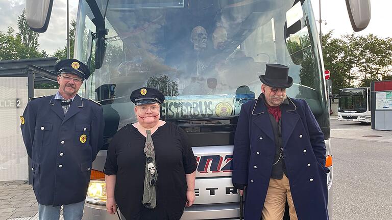 Der Geisterbus fuhr durch Bad Königshofen: Seit knapp einem halben Jahr tourt der Geisterbus in der Region und bringt den Gästen abseits von blutigen Horrorstorys auch etwas regionale Geschichte näher. Der Geisterbus fuhr durch Bad Königshofen: Seit knapp einem halben Jahr tourt der Geisterbus in der Region und bringt den Gästen abseits von blutigen Horrorstorys auch etwas regionale Geschichte näher. 