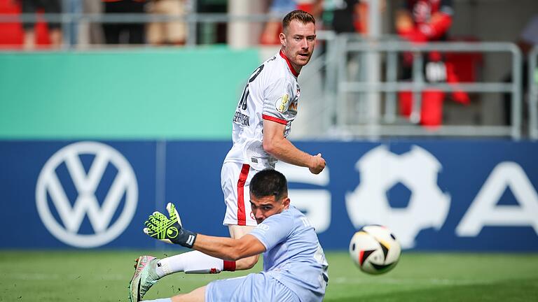 FC Ingolstadt 04 - 1. FC Kaiserslautern       -  Jannik Mause trifft gegen seinen früheren Verein.