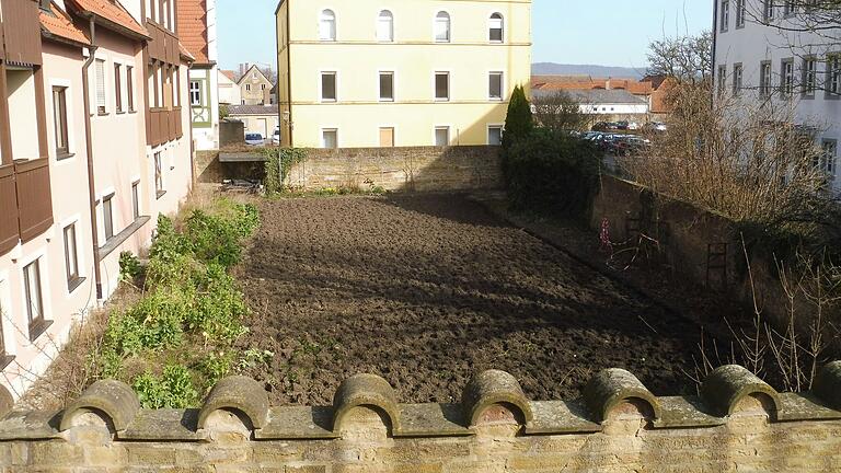 Die Stadt Gerolzhofen plant, im Garten gegenüber dem VG-Gebäude (rechts) elf Parkplätze zu errichten. Dagegen wehren sich die Eigentümer der Wohnungen in dem Gebäude Brunnengasse 3 (links).