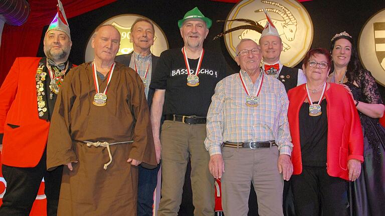 Sessionsorden des Höpper-Elfers gab es für die VdK-Funktionäre (vorne von links) Werner Zahn, Hartmut Stiller, Helmut Schleyer und Helga Renner, von (hinten von links) Gesellschaftspräsident Ralf Spiegel, Vizelandrat Robert Finster sowie dem Prinzenpaar Peter Most und Nicole Starkmann. Sessionsorden des Höpper-Elfers gab es für die VdK-Funktionäre (vorne von links) Werner Zahn, Hartmut Stiller, Helmut Schleyer und Helga Renner, von (hinten von links) Gesellschaftspräsident Ralf Spiegel, Vizelandrat Robert Finster sowie dem Prinzenpaar Peter Most und Nicole Starkmann.