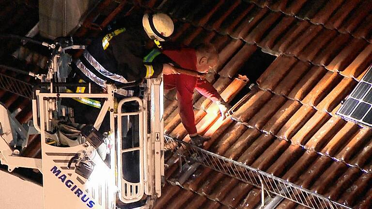 Windhose in Bad Waldsee - Feuerwehrkräfte sichern in Bad Waldsee Häuser, die nach einem Unwetter beschädigt sind. Eine Windhose hat in dem Ort Waldsee bei Ravensburg rund 50 Häuser zum Teil beschädigt. Das Nebengebäude einer Gaststätte wurde komplett abgedeckt, Ziegel und sogar Dachbalken flogen 100 Meter entfernt auf die Straße, wie die Polizei am Abend mitteilte. Personen wurden nicht verletzt. Windhose in Bad Waldsee - Feuerwehrkräfte sichern in Bad Waldsee Häuser, die nach einem Unwetter beschädigt sind. Eine Windhose hat in dem Ort Waldsee bei Ravensburg rund 50 Häuser zum Teil beschädigt. Das Nebengebäude einer Gaststätte wurde komplett abgedeckt, Ziegel und sogar Dachbalken flogen 100 Meter entfernt auf die Straße, wie die Polizei am Abend mitteilte. Personen wurden nicht verletzt.