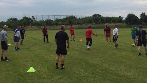 Machen sich fit für das Benefizspiel am Wochenende: (von links) Günther Barth, Wolfgang Schmidt, Achim Deuber, Manfred Fehlbaum, Thomas Mahr, Peter Große, Joachim Hetterich, Gerhard Schirmer, Uwe Kowalik, Frank Wunderlich und Karl-Heinz Zehe.