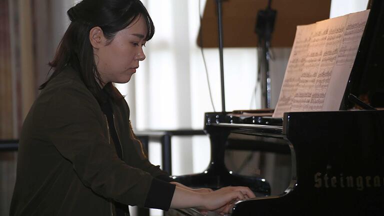Yui Takahashi beim Abschlusskonzert des Mozartlabors im Kaisersaal der Residenz