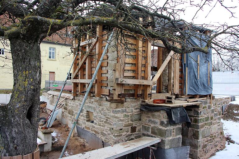 Zwei massive Wandscheiben des Erdgeschosses wurden Mitte Dezember vergangenen Jahres an ihre ursprüngliche Position im Erdgeschoss versetzt. Danach begann die Winterpause. Zwei massive Wandscheiben des Erdgeschosses wurden Mitte Dezember vergangenen Jahres an ihre ursprüngliche Position im Erdgeschoss versetzt. Danach begann die Winterpause. 