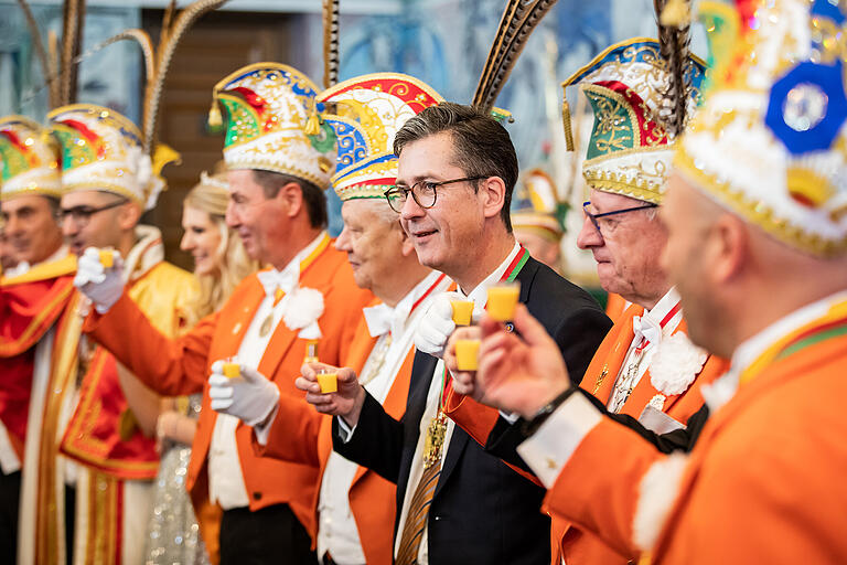 Am Ende des Besuchs der 1. KaGe Elferrat und des Altstätter Korps aus Köln im Würzburger Rathaus gabs vom Kölner Eierlöcke-Offizier selbstgemachten Eierlikör. Begrüßt wurden die Narren von Oberbürgermeister Christian Schuchardt im Ratssaal. Am Ende des Besuchs der 1. KaGe Elferrat und des Altstätter Korps aus Köln im Würzburger Rathaus gabs vom Kölner Eierlöcke-Offizier selbstgemachten Eierlikör. Begrüßt wurden die Narren von Oberbürgermeister Christian Schuchardt im Ratssaal.