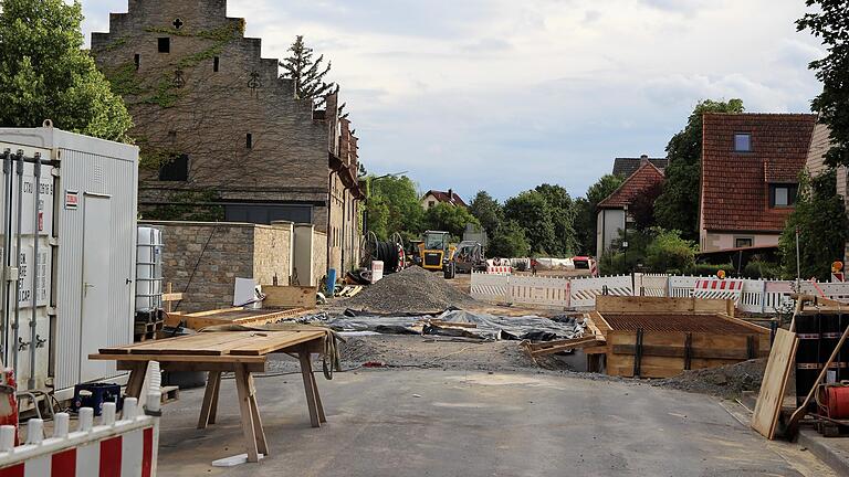 Die Ortsdurchfahrt von Düllstadt mit ihren zwei Brücken, die aktuell im Rahmen der Dorferneuerung saniert wird, verschlingt in diesem Jahr 3,1 Millionen Euro. Das ist die größte Ausgabe im Schwarzacher Vermögenshaushalt 2023. Die Ortsdurchfahrt von Düllstadt mit ihren zwei Brücken, die aktuell im Rahmen der Dorferneuerung saniert wird, verschlingt in diesem Jahr 3,1 Millionen Euro. Das ist die größte Ausgabe im Schwarzacher Vermögenshaushalt 2023.