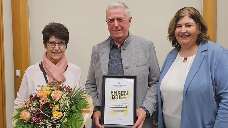 Werner Paltian freut sich mit seiner Ehefrau Anneliese (links) über den Ehrenbrief der Gemeinde Motten, den Erste Bürgermeisterin Katja Habersack überreichte. - Werner Paltian freut sich mit seiner Ehefrau Anneliese (links) über den Ehrenbrief der Gemeinde Motten, den Erste Bürgermeisterin Katja Habersack überreichte. Werner Paltian freut sich mit seiner Ehefrau Anneliese (links) über den Ehrenbrief der Gemeinde Motten, den Erste Bürgermeisterin Katja Habersack überreichte. - Werner Paltian freut sich mit seiner Ehefrau Anneliese (links) über den Ehrenbrief der Gemeinde Motten, den Erste Bürgermeisterin Katja Habersack überreichte.