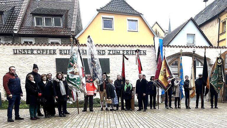 Bürgermeister Peter Juks, Stadträte und Stadträtinnen sowie Vertreter Ochsenfurter Kirchen, Vereine und Institutionen mit ihren Fahnenabordnungen präsentierten sich nach der Gedenkfeier zum Volkstrauertag in Ochsenfurt.