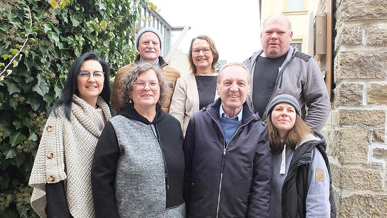 Für Chistina und Edgar Brehm (vorn in der Mitte) heißt es Abschied nehmen von den treuen Mitarbeiterinnen und Mitarbeitern Sonja Kalic (links) und Ute Deppisch sowie (hinten von links) Erwin Horn, Maria Scheckenbach und Gerd Müller. Für Chistina und Edgar Brehm (vorn in der Mitte) heißt es Abschied nehmen von den treuen Mitarbeiterinnen und Mitarbeitern Sonja Kalic (links) und Ute Deppisch sowie (hinten von links) Erwin Horn, Maria Scheckenbach und Gerd Müller.
