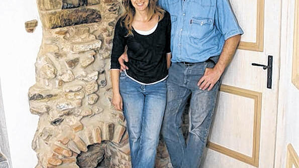 Stolze Besitzer: Familie Pierl am ehemaligen Saunaofen. Stolze Besitzer: Familie Pierl am ehemaligen Saunaofen.