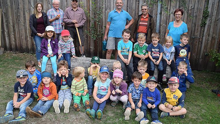 Einige Mitglieder des Historischen Arbeitskreises sowie Erzieherinnen und Kinder des Kindergartens Pusteblume Sulzheim nach der Pflanzung des neuen Apfelbaums. Das Bild zeigt (hinten von links) Kinderpflegerin Irina Lang, Lambert Bühler, Rainer Volk, Werner Hetzel und Günther Radina vom Historischen Arbeitskreis Sulzheim sowie Erzieherin Edith Königer.