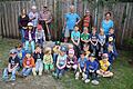 Einige Mitglieder des Historischen Arbeitskreises sowie Erzieherinnen und Kinder des Kindergartens Pusteblume Sulzheim nach der Pflanzung des neuen Apfelbaums. Das Bild zeigt (hinten von links) Kinderpflegerin Irina Lang, Lambert Bühler, Rainer Volk, Werner Hetzel und Günther Radina vom Historischen Arbeitskreis Sulzheim sowie Erzieherin Edith Königer.