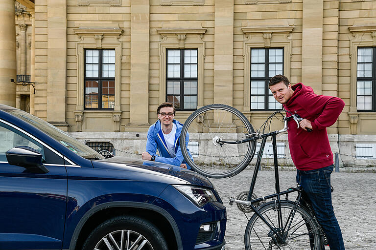 Die Main Post Mitarbeiter Tim Eisenberger und Veit-Luca Roth beginnen am Residenzplatz ihren Vergleich der Verkehrsmittel Fahrrad - Auto in Würzburg. Die Main Post Mitarbeiter Tim Eisenberger und Veit-Luca Roth beginnen am Residenzplatz ihren Vergleich der Verkehrsmittel Fahrrad - Auto in Würzburg.