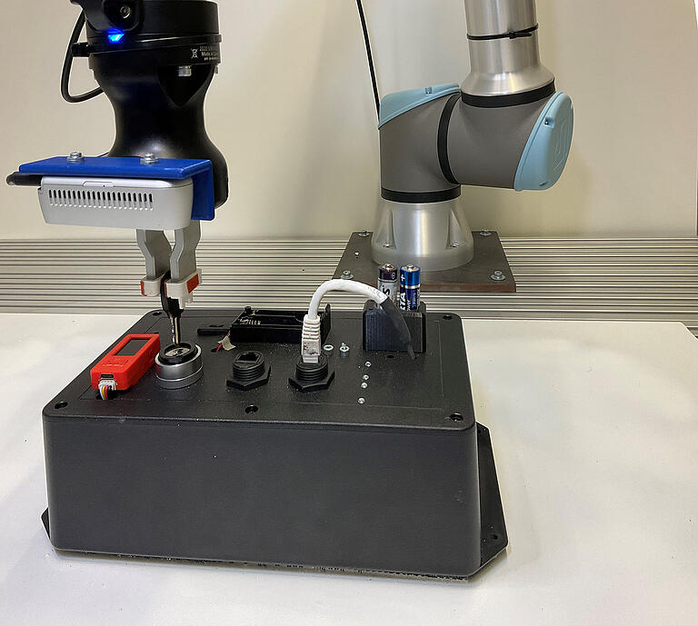 Der Roboter ist dabei, einen Schlüssel in ein Schloss einzuführen und nutzt dabei seine Feinfühligkeit. Das „Task Board“ erkennt die erfolgreiche Durchführung der Aufgaben durch Sensorik und misst gleichzeitig die dafür benötigte Zeit. Der Roboter ist dabei, einen Schlüssel in ein Schloss einzuführen und nutzt dabei seine Feinfühligkeit. Das „Task Board“ erkennt die erfolgreiche Durchführung der Aufgaben durch Sensorik und misst gleichzeitig die dafür benötigte Zeit.